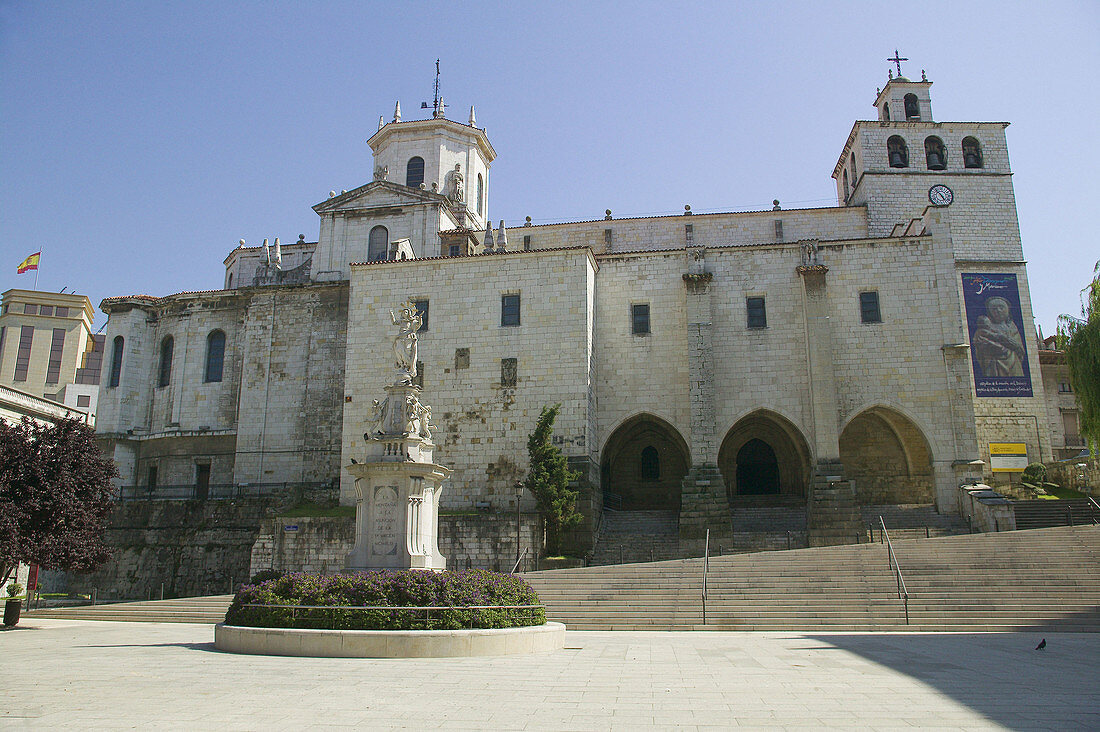 Catedral y Plaza con monumento a la Ascensión. Santander. Cantabria. Spain.