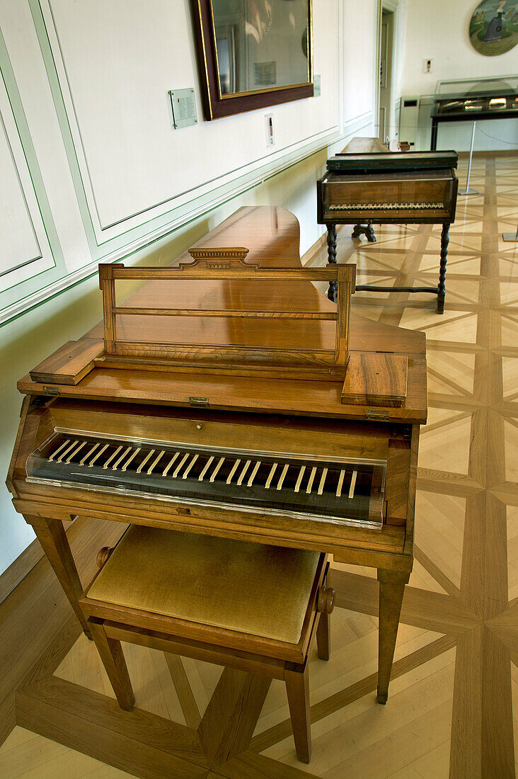 Mozart s piano in his former residence (now Mozart Museum), Salzburgo. Austria