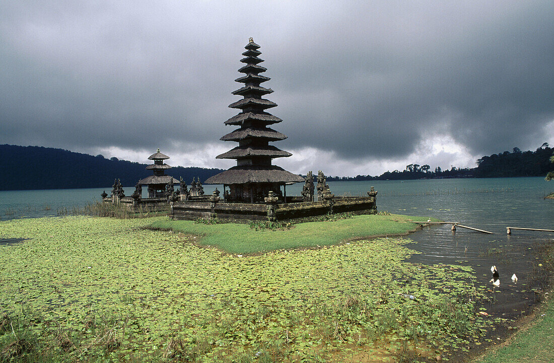 Bratan lake. Ulu Danau Hindu temple. Bali. Indonesia.