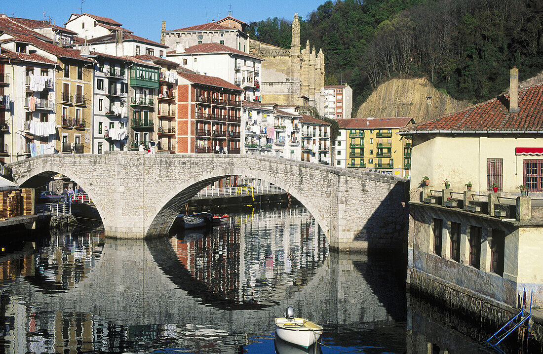 Bridge on Artibay river. Harbour. Ondarroa. Vizcaya. Euskadi. Spain.