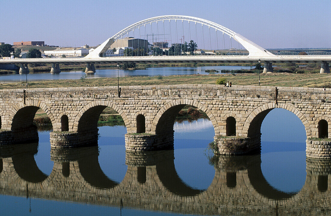 Lusitania bridge over Guadiana River and Roman bridge (Ist century CE), Mérida. Badajoz province, Extremadura, Spain