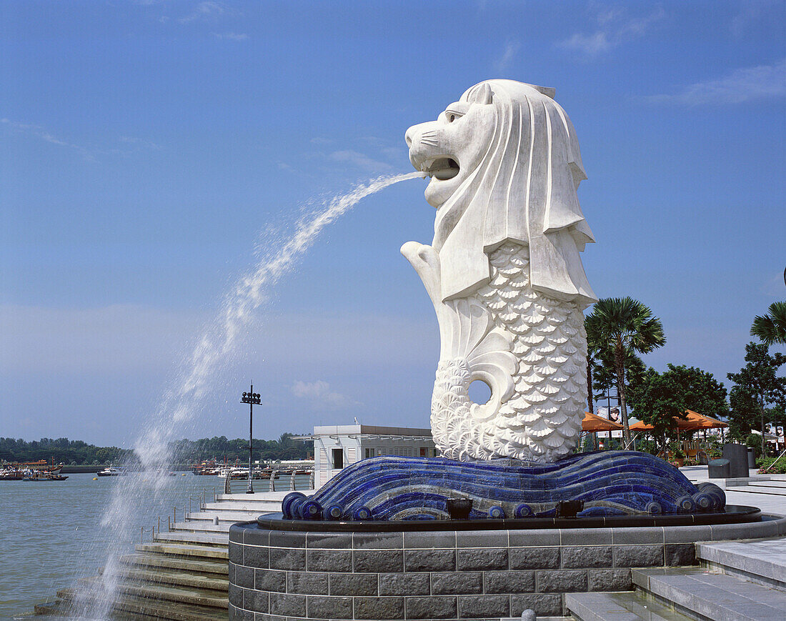 Merlion (guard of the city) statue in the New Merlion Park. Singapore