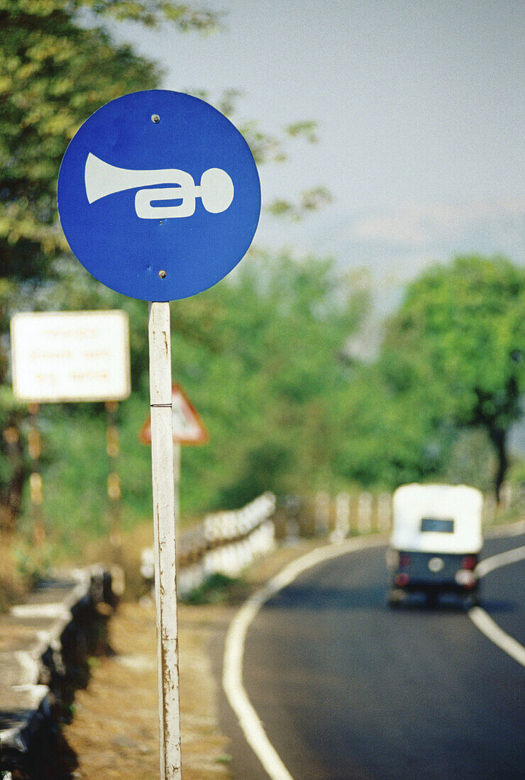  Außen, Fahrzeug, Fahrzeuge, Farbe, Konzept, Konzepte, Landstraße, Landstraßen, Lärm, Schild, Schilder, straße, straßen, Symbol, Symbole, Tageszeit, Ton, Töne, Verbot, Verbote, Verkehr, Verkehrsmittel, Verkehrszeichen, Vertikal, A52-193456, agefotostock 