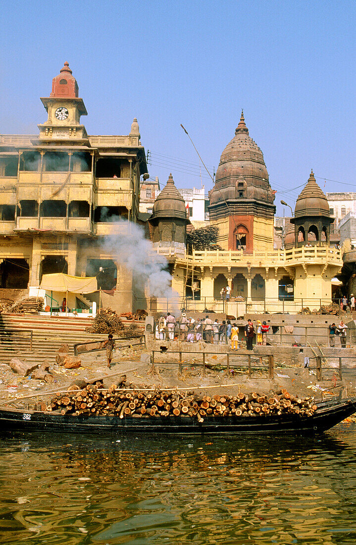 Body burning at Manikarnika Ghat, one of the oldest and most sacred in Varanasi. Utar Pradesh. India