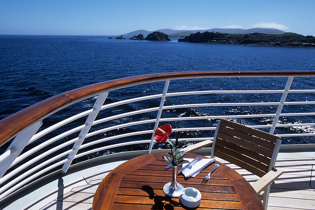 Tisch und Stuhl auf Lido Deck von Kreuzfahrtshiff MS Europa, nahe West Falkland, Falkland-Inseln, Südamerika