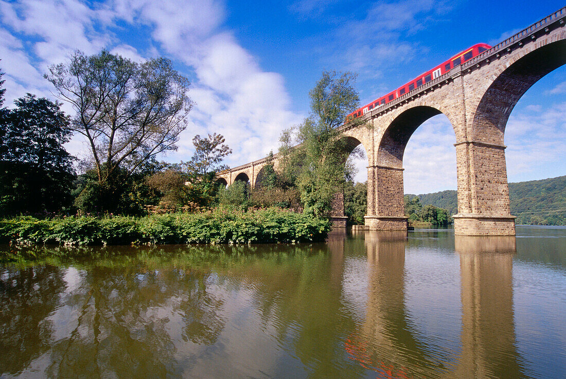 Eisenbahn überquert Viadukt über die Ruhr, Herdecke, Nordrhein-Westfalen, Deutschland