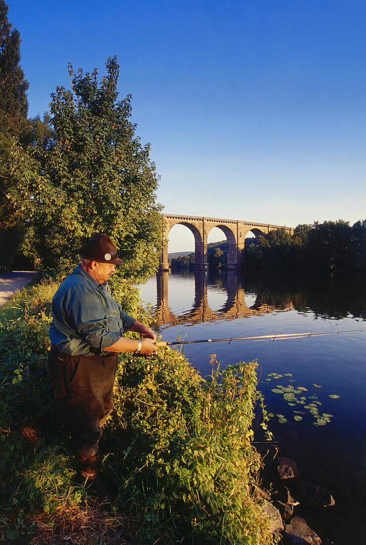 Angler beim Angeln, Eisenbahnviaduct, Herdecke, Ruhrtal, Ruhr, Ruhrgebiet, Nordrhein Westfalen, Deutschland