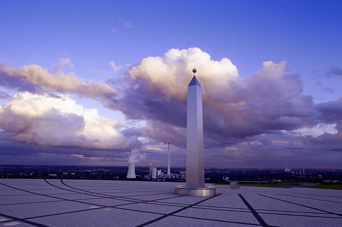 Sonnenuhr mit Obelisk auf der Halde Hoheward, Herten, Nordrhein-Westfalen, Deutschland