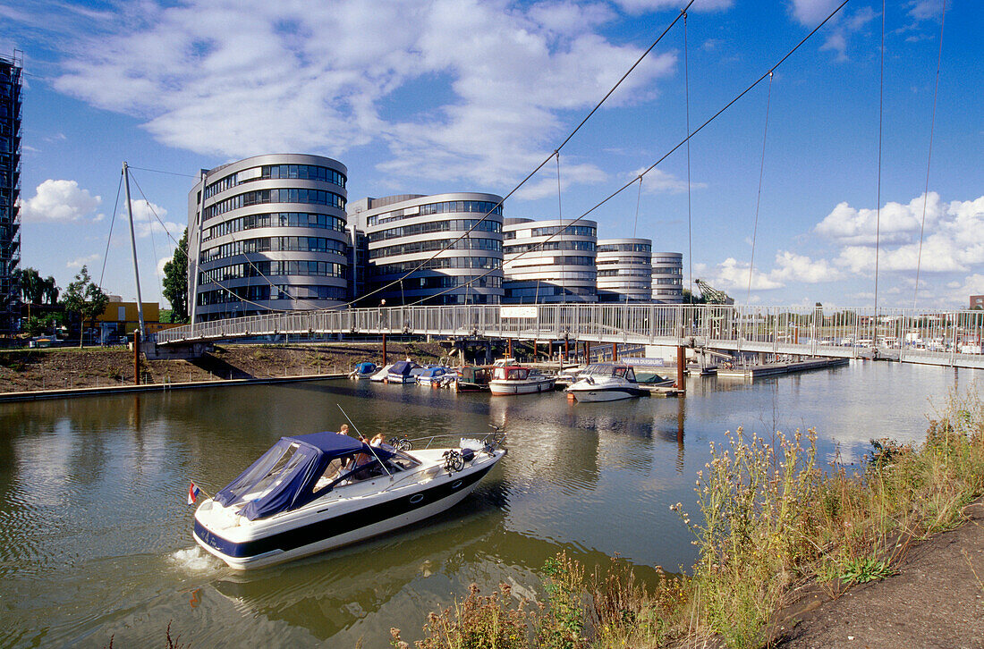 Marina mit Bürogebäude Five Boats, Innenhafen, Duisburg, Ruhr, Ruhrgebiet, Nordrhein Westfalen, Deutschland