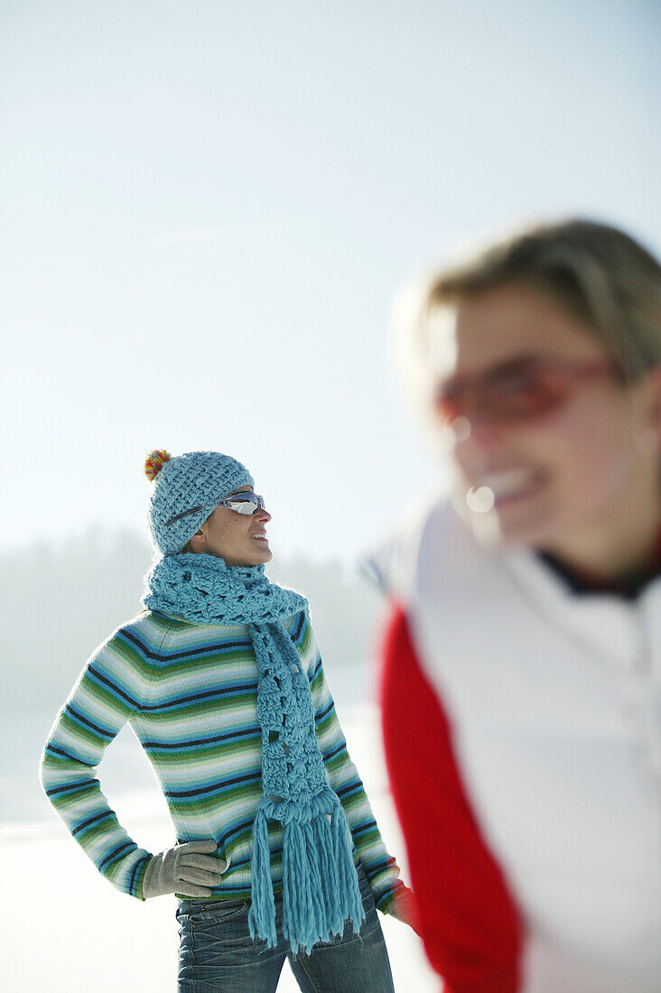 Zwei Frauen stehen im Schnee, Steiermark, Österreich
