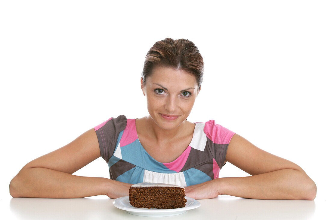 Frau mittleren Alters mit einem Stück Schokoladenkuchen, Steiermark, Österreich