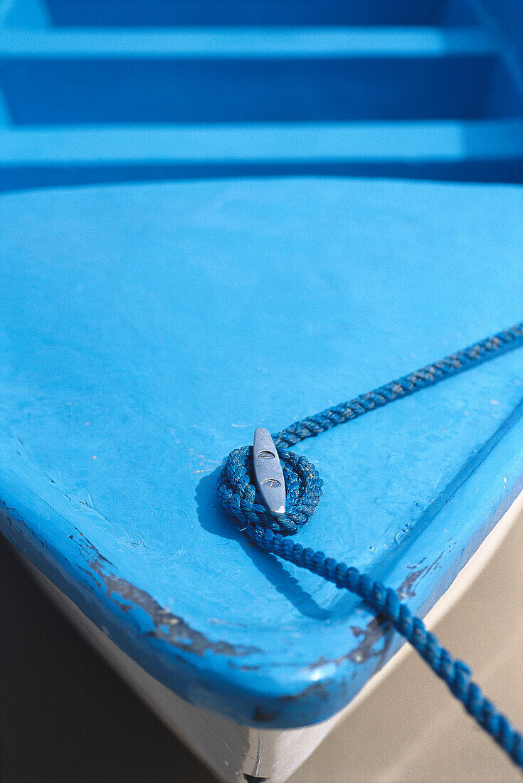  Blue, Boat, Boats, Close up, Close-up, Color, Colour, Concept, Concepts, Daytime, Detail, Details, Exterior, Knot, Knots, Outdoor, Outdoors, Outside, Possession, Rope, Ropes, Security, Tied, Vertical, A75-193002, agefotostock 