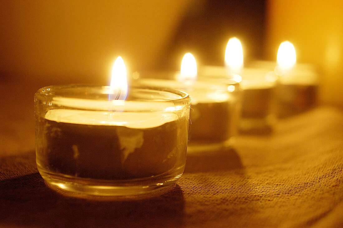  Burn, Burning, Candle, Candles, Close up, Close-up, Closeup, Color, Colour, Concept, Concepts, Decoration, Faith, Fire, Flame, Flames, Horizontal, Illumination, Indoor, Indoors, Interior, Light, Lighting, Lined up, Lined-up, Lining up, Lining-up, Lit, Ma