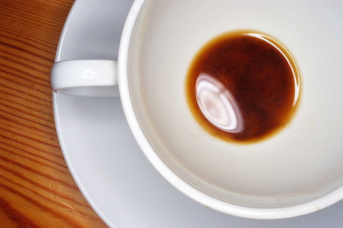  Beverage, Beverages, Close up, Close-up, Closeup, Coffee, Color, Colour, Concept, Concepts, Cup, Cups, Detail, Details, Drink, Drinks, Empty, Horizontal, Indoor, Indoors, Inside, Interior, Object, Objects, Remain, Remains, Saucer, Saucers, Still life, Th