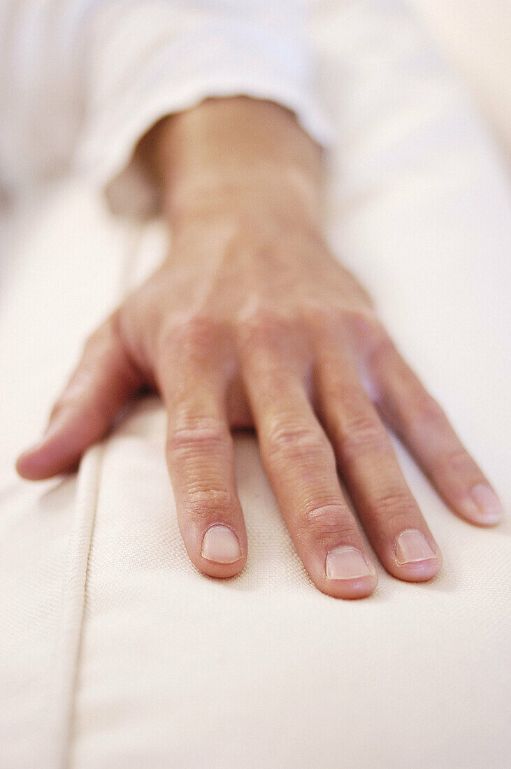  Aufgestützt, Aufstützen, Detail, Details, Eine Person, Eins, Erwachsene, Erwachsener, Farbe, Finger, Hand, Hände, Innen, Konzept, Konzepte, Mann, Männer, Männer (nur), Männlich, Mensch, Menschen, Nahaufnahme, Nahaufnahmen, Offen, Offene Hand, Offene Händ