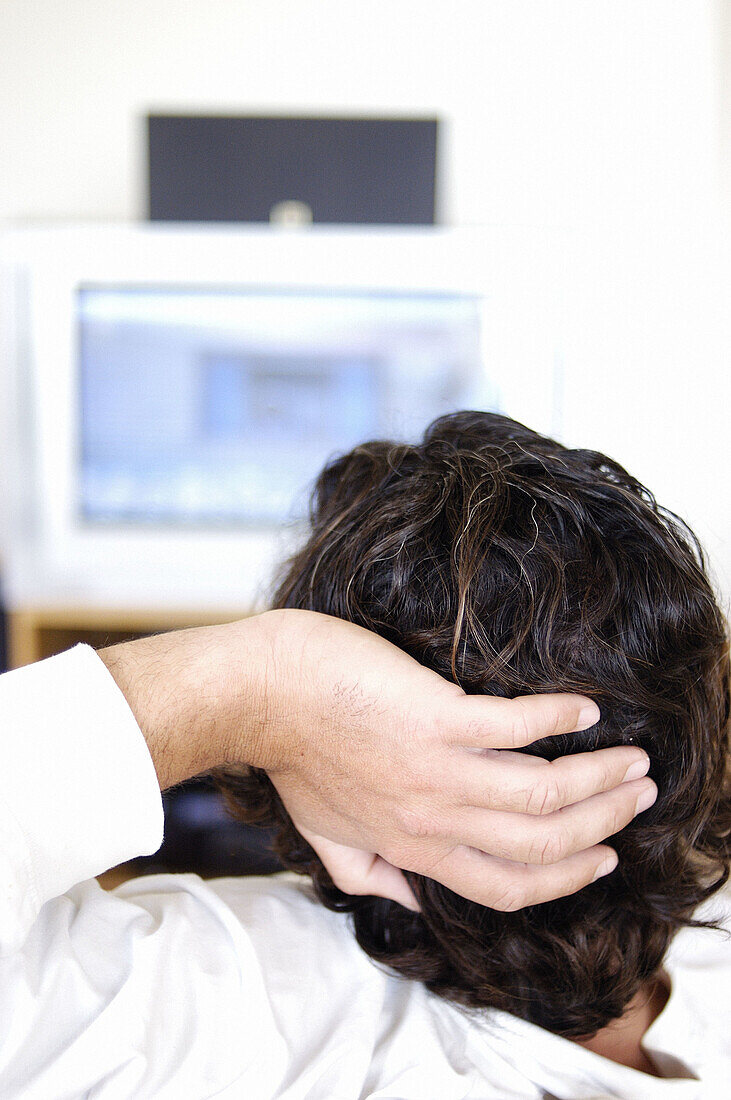  Adult, Adults, At home, Back view, Chill out, Chilling out, Close up, Close-up, Closeup, Color, Colour, Contemporary, Hand, Hands, Head, Heads, Home, Human, Indoor, Indoors, Inside, Interior, Lean, Leaning, Leisure, Male, Man, Men, Men only, One, One per