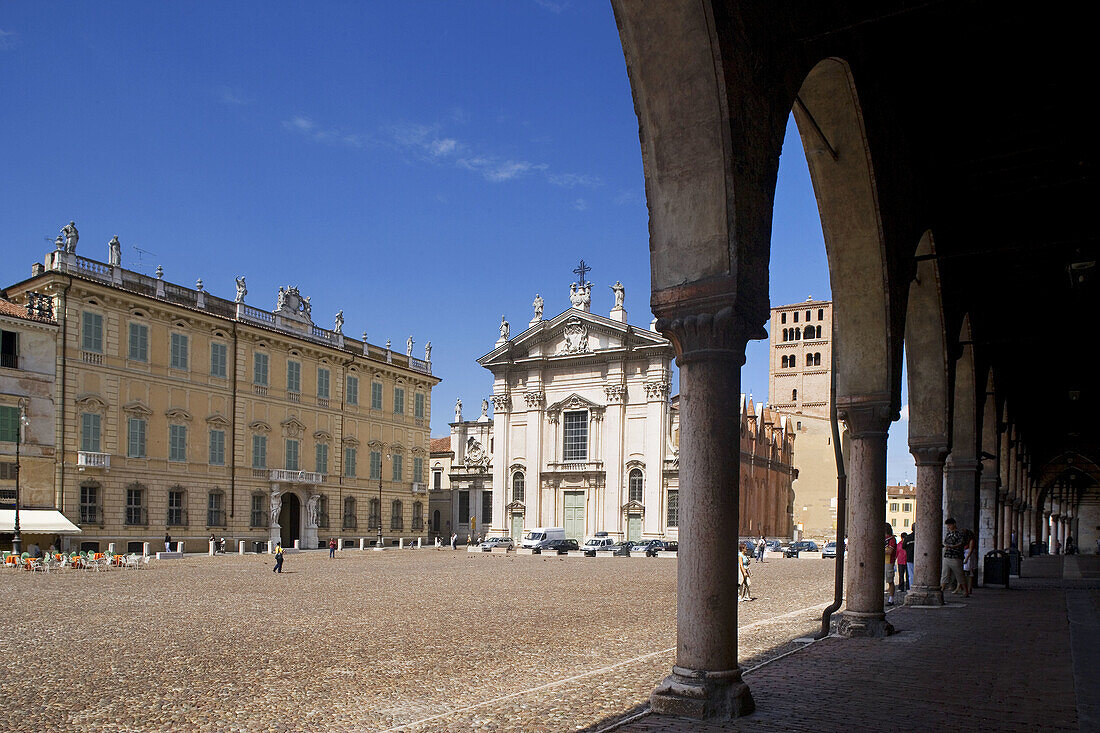 Piazza Sordello. Cathedral from the Palazzo del Podestà. Mantova. Lombardy, Italy