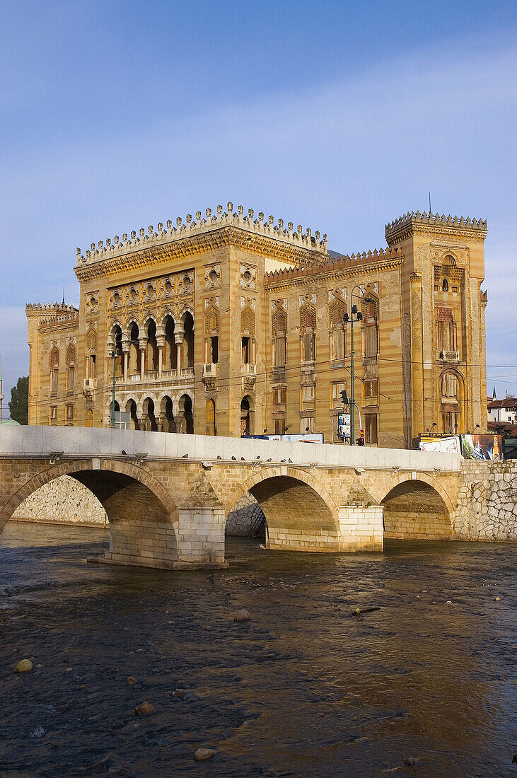 Bosnia-Hercegovina, Sarajevo, national library with Miljacka River