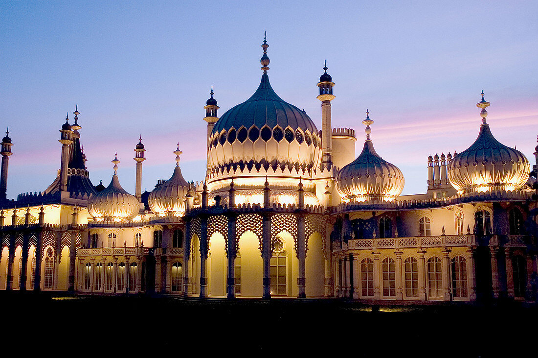 Europe, UK, England, Sussex, Brighton, royal pavilion at dusk