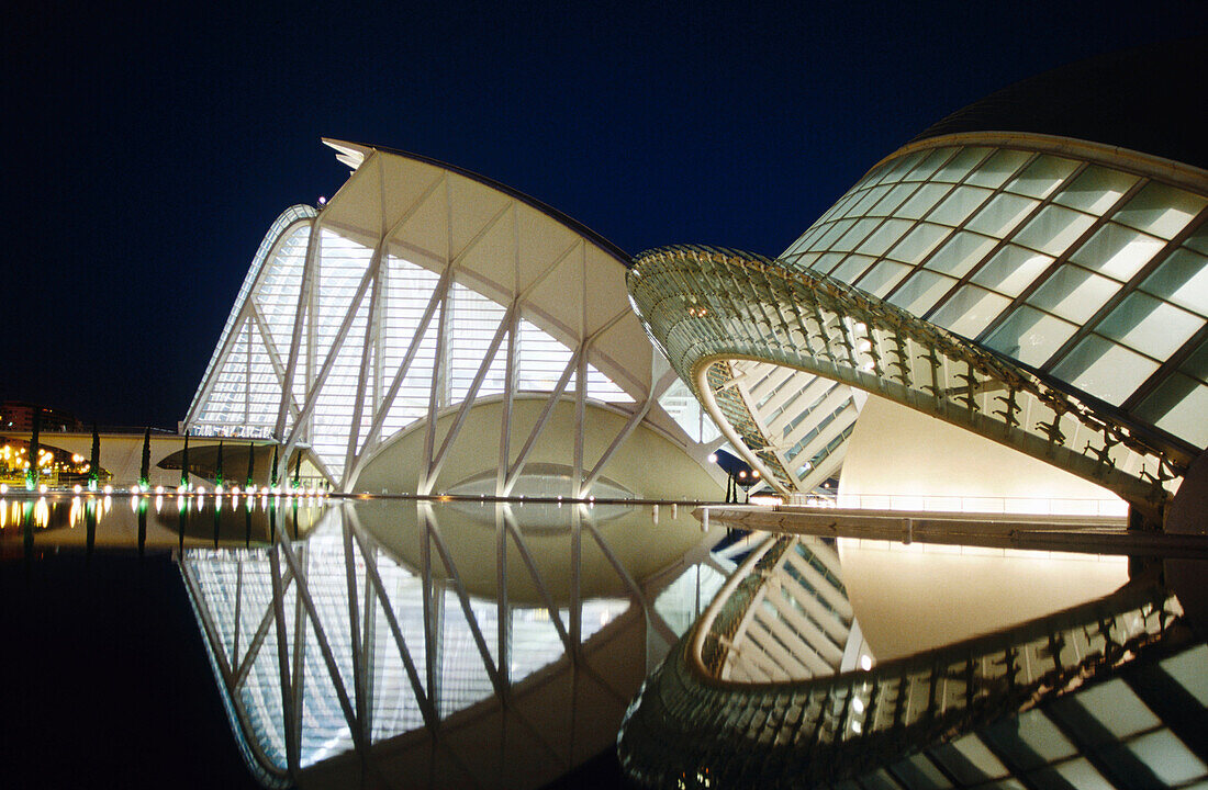 Hemisferic (right) and Museo de las ciencias Príncipe Felipe (left). City of Arts and Sciences. Valencia. Spain