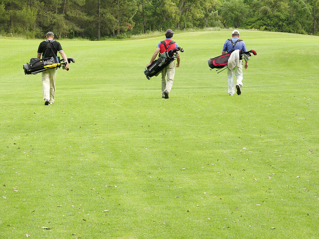  Aussen, Außen, Drei, Drei Personen, Erwachsene, Erwachsener, Farbe, Freizeit, Freund, Freunde, Freundschaft, Ganzkörper, Ganzkörperaufnahme, Gehen, Gehend, Gehende, Golf, Golfplatz, Golfplätze, Golfschläger, Horizontal, Mann, Männer, Männer (nur), Männli