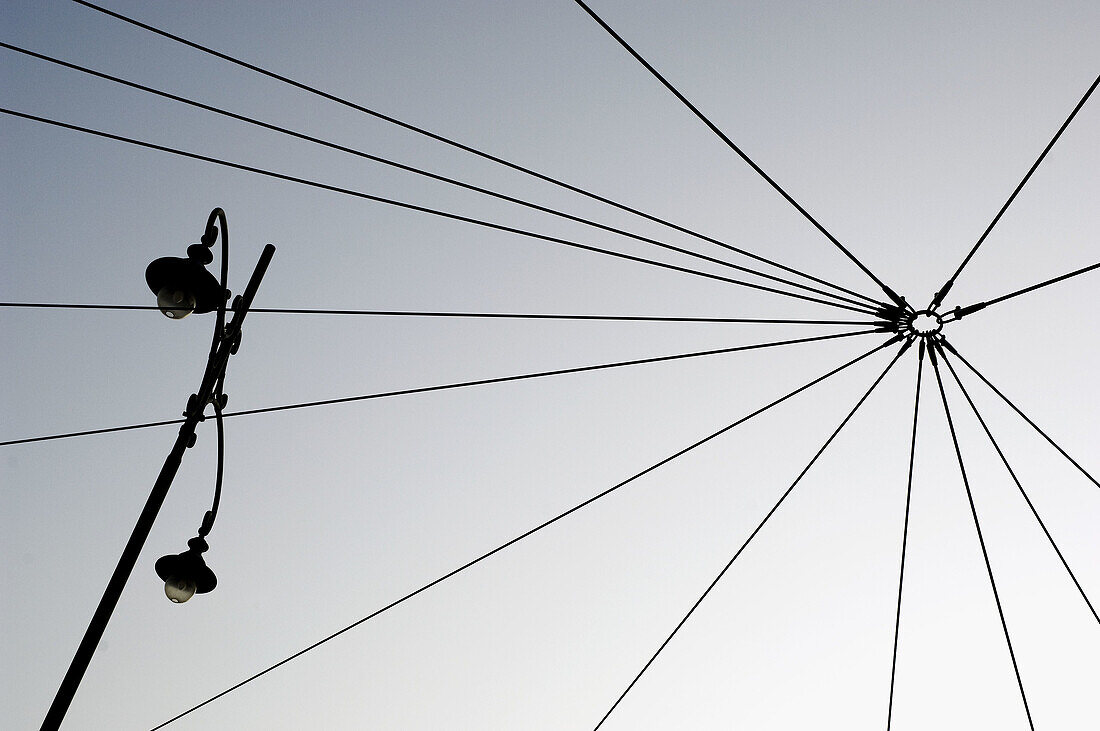  Außen, Farbe, Froschperspektive, Himmel, Kabel, Konzept, Konzepte, Laterne, Laternen, Mast, Masten, Straßenlaterne, Straßenlaternen, Tageszeit, A75-459464, agefotostock 