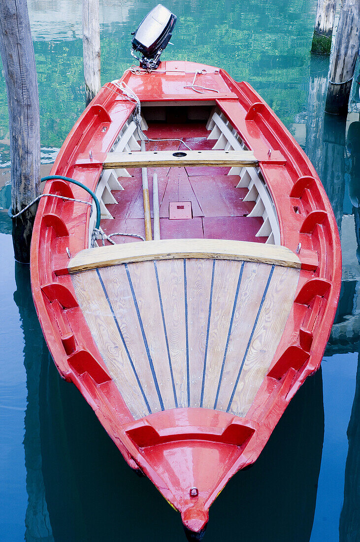  Außen, Boot, Boote, Detail, Details, Dock, Docks, Farbe, Festmachen, Liegeplatz, Motorboot, Motorboote, Nahaufnahme, Nahaufnahmen, Niemand, Rot, Ruhe, Vertäut, Wasser, A75-459545, agefotostock 