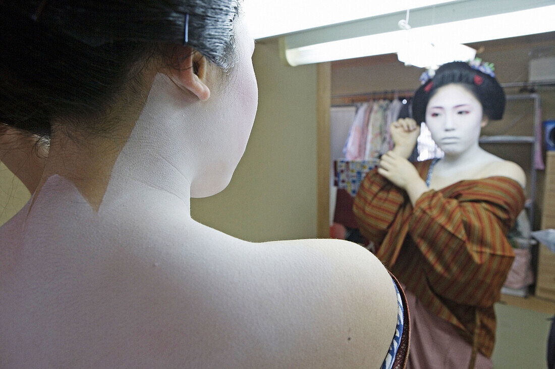 Maiko (geisha apprentice) from the Odamoto tea house (o-chaia) in Gion, Kyoto. Kansai, Japan