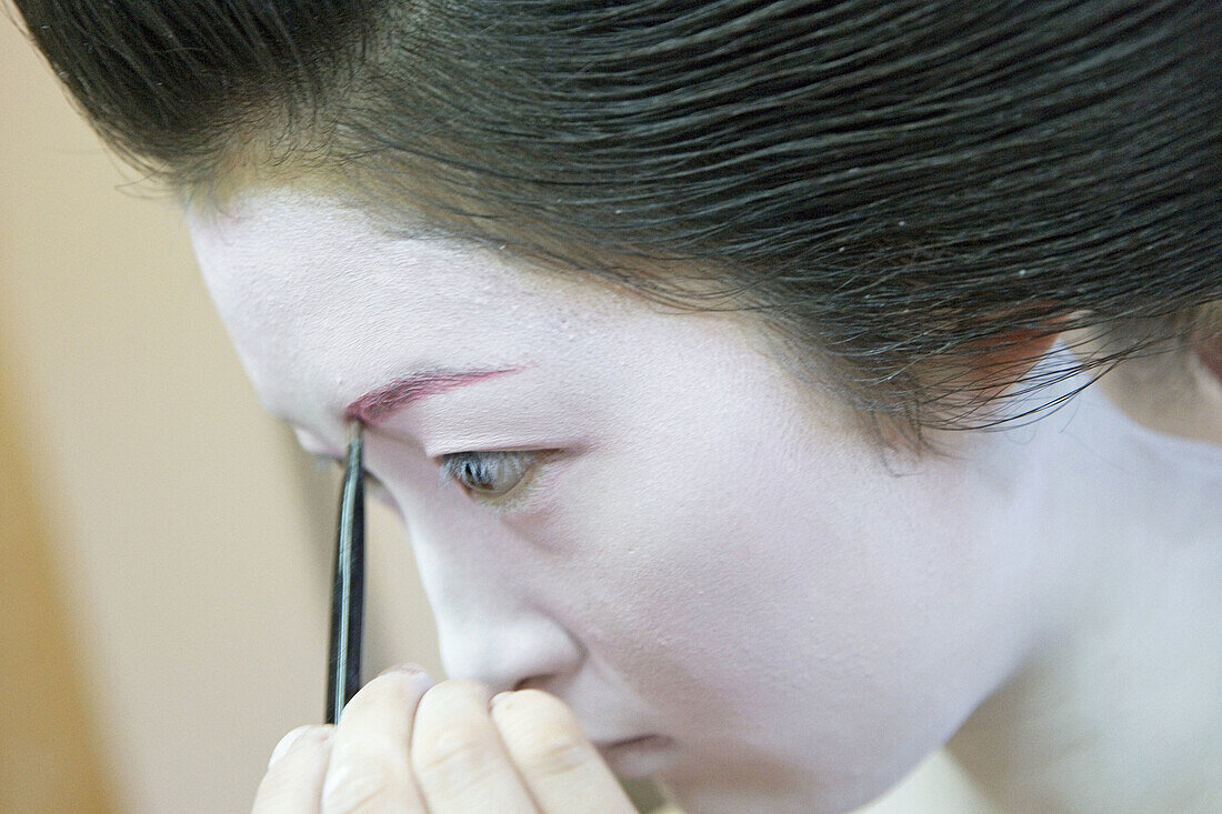 Maiko (geisha apprentice) from the Odamoto tea house (o-chaia) in Gion, Kyoto. Kansai, Japan