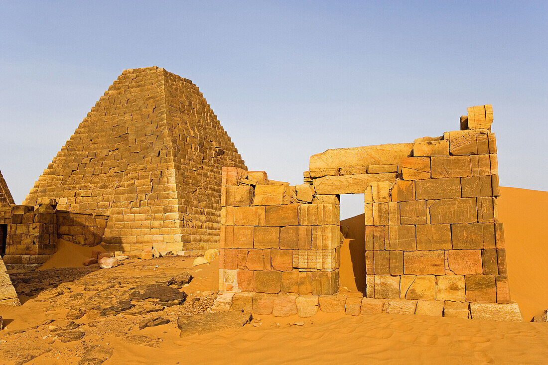 Meroe, city of ancient Cush (Kush) on the East Bank of the Nile: Meroe necropolis has more than 200 pyramids, the meroitic civilization followed Napata era starting from 270 BC. Upper Nubia, Blue Nile state, Sudan