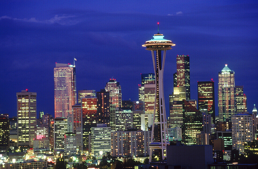 Overview on the city skyline and Space Needle at dusk, Seattle. Washington, USA