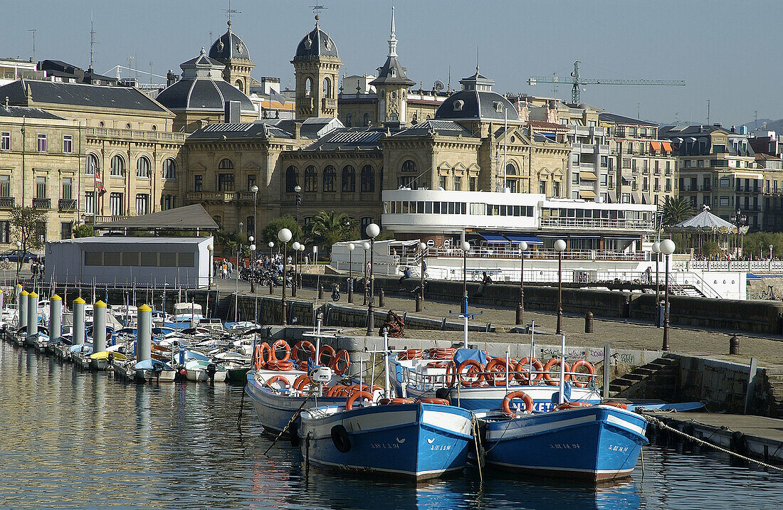 Hafen mit Rathaus und Jachtclub im Hintergrund. San Sebastián, Guipúzcoa. Euskadi, Spanien