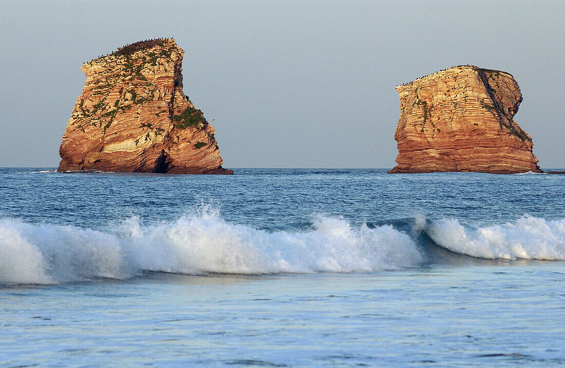 Zwillingsfelsen am Strand. Hendaye, Aquitanien. Frankreich