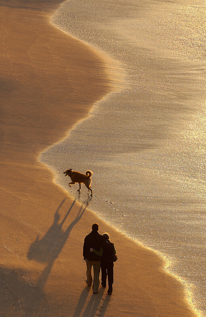 Menschen am Strand. Hendaye, Aquitanien. Frankreich