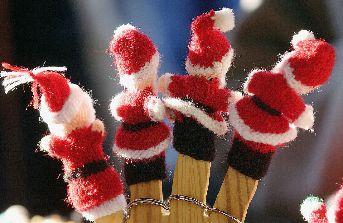 Weihnachtsmannfiguren, Kunsthandwerk auf dem Landmarkt Santa Lucía. Zumarraga, Urretxu. Guipúzcoa, Euskadi. Spanien