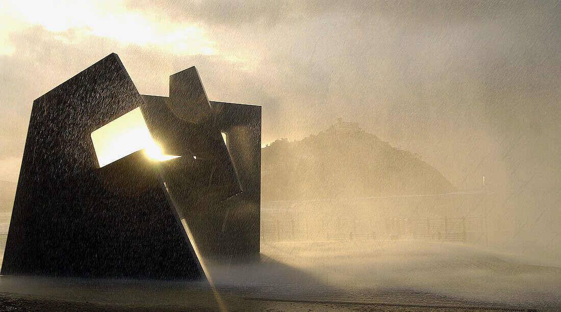 Skulptur von Jorge Oteiza und Wellen an der Strandpromenade Paseo Nuevo. San Sebastián. Euskadi. Spanien