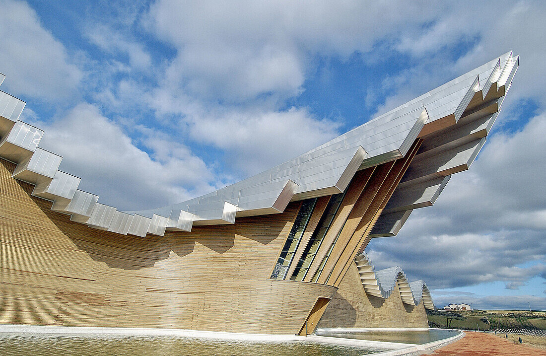 Gebäude der Weinkellerei Ysios, Entwurf von Santiago Calatrava. Laguardia, Rioja alavesa. Euskadi, Spanien