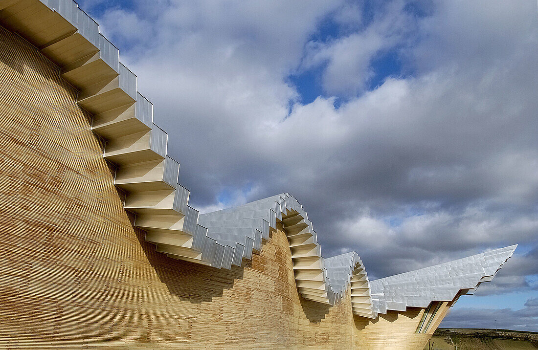 Gebäude der Weinkellerei Ysios, Entwurf von Santiago Calatrava. Laguardia, Rioja alavesa. Euskadi, Spanien