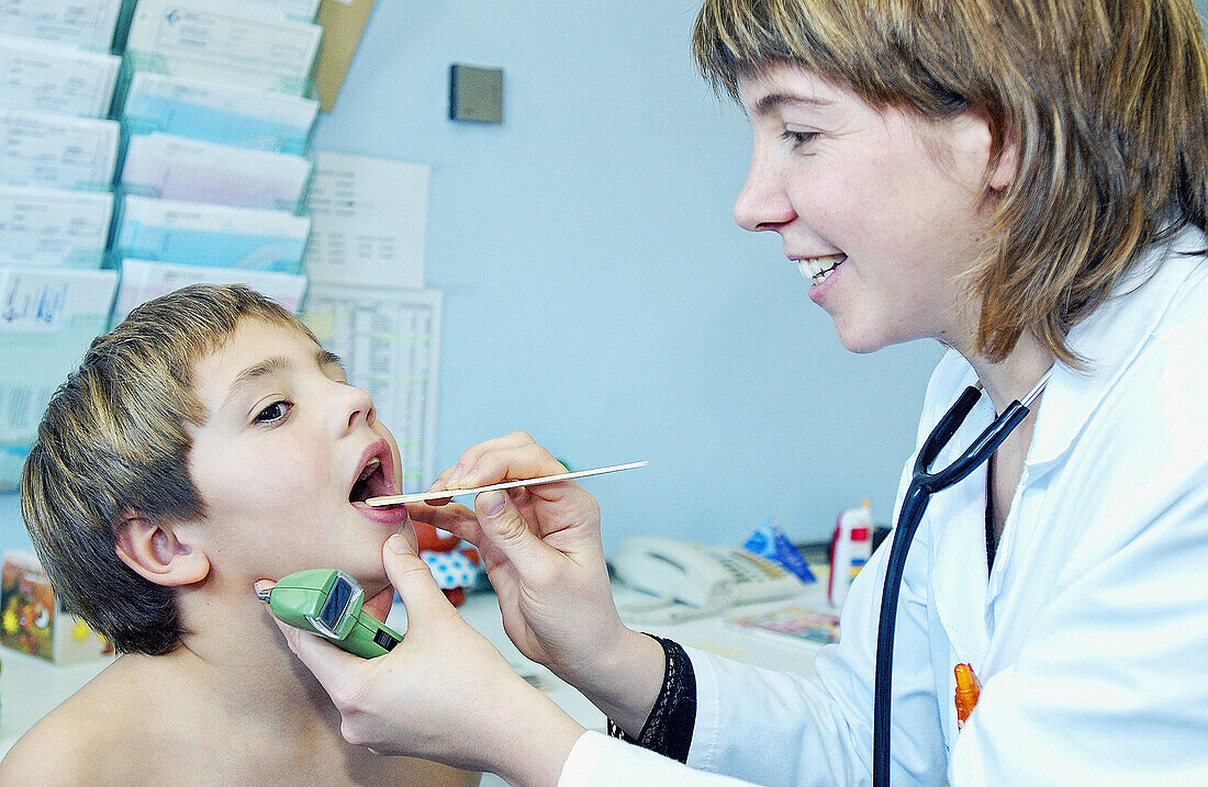 Kinderarzt bei der Untersuchung eines 6-jährigen Jungen in der Kinderabteilung eines Krankenhauses