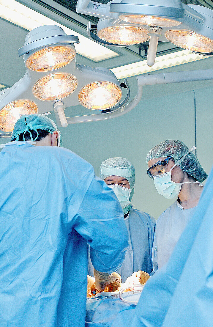 Chirurgen im traumatologischen Operationssaal eines Krankenhauses