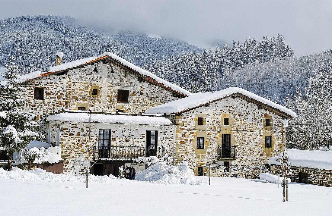 Schneebedecktes Landhaus. Santunea. Mirandaola, Legazpi, Guipúzcoa. Euskadi, Spanien