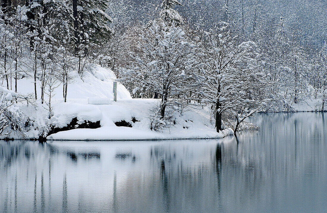 Barrendiola-Stausee, Sierra de Aitzkorri im Winter. Guipúzcoa, Spanien