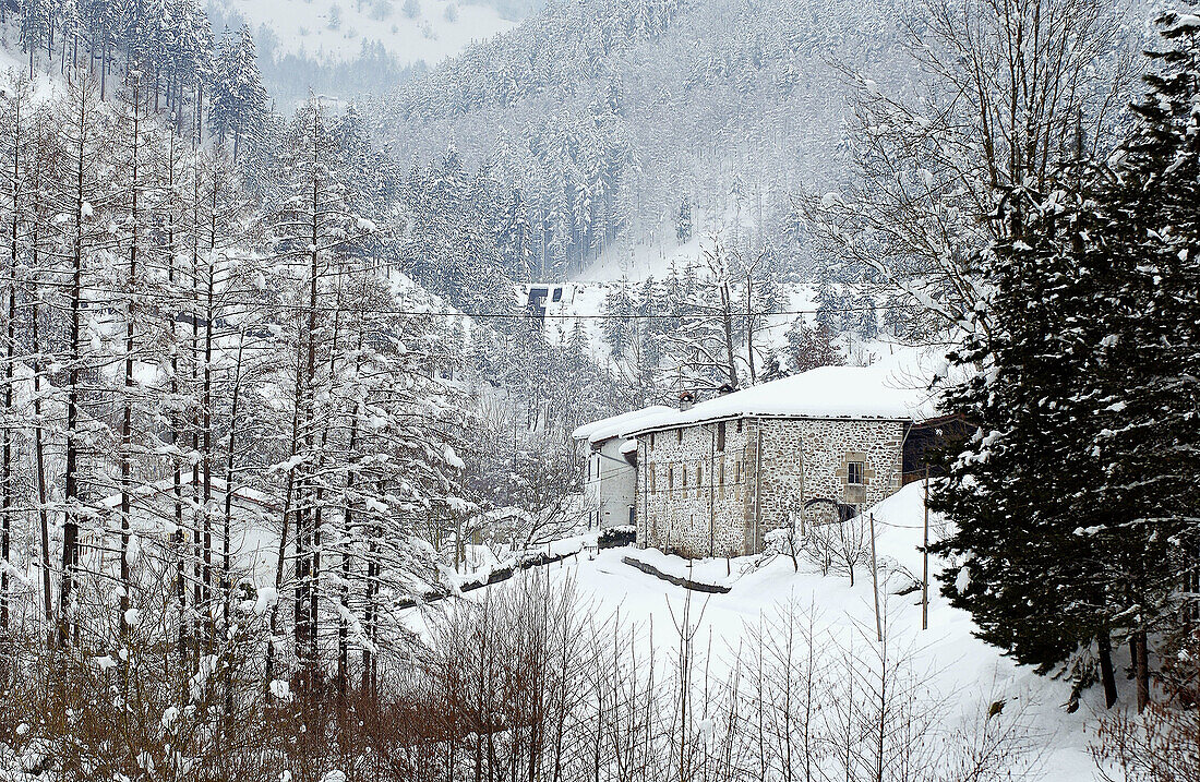 Schneebedecktes Landhaus. Barrendiola. Brinkola. Legazpi, Guipúzcoa. Euskadi, Spanien