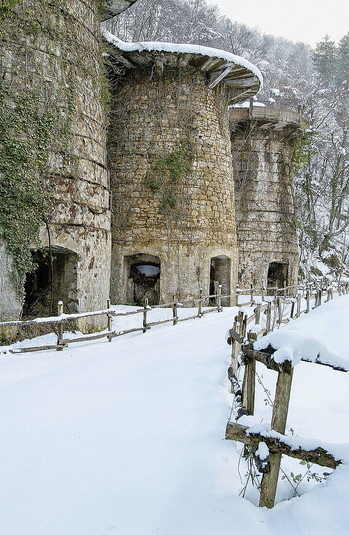 Alte Eisenerzöfen im Bergbaukomplex von Aizpea. Zerain. Euskadi. Spanien