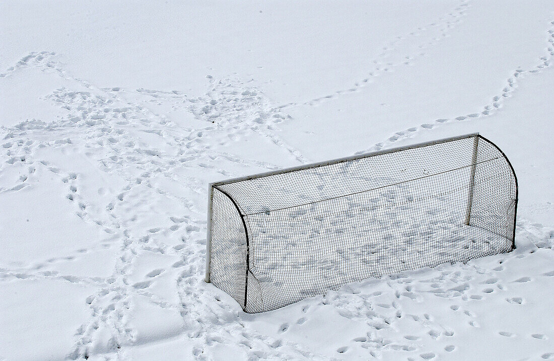 Schneebedecktes Fußballfeld. Legazpi. Guipúzcoa, Spanien