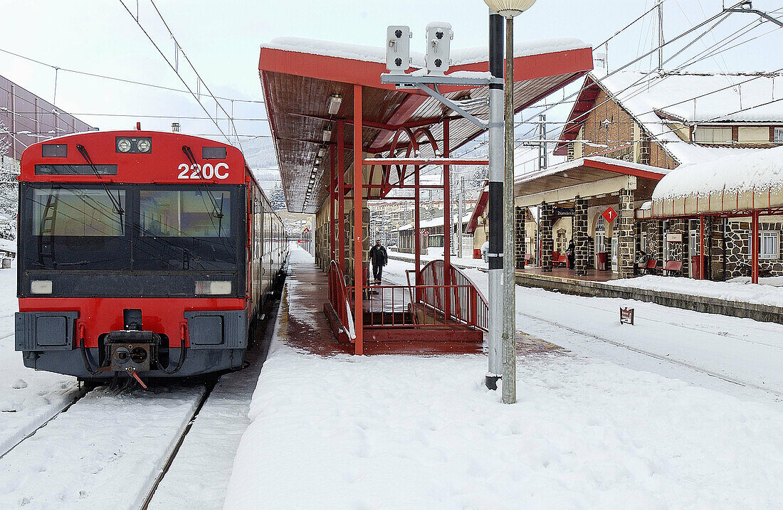 Pendlerzug im Bahnhof im Winter. Zumárraga. Guipúzcoa, Spanien