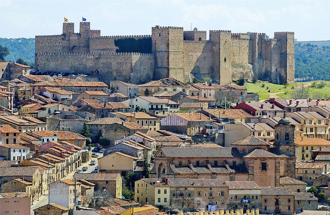 Blick auf den Ort mit der Burg (heute ein staatliches Hotel) und der Kirche Santa María. Sigüenza. Provinz Guadalajara, Spanien