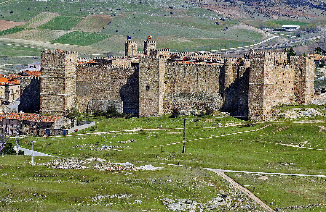 Schloss (heute ein staatliches Hotel), alte arabische Alcazaba. Sigüenza. Provinz Guadalajara, Spanien