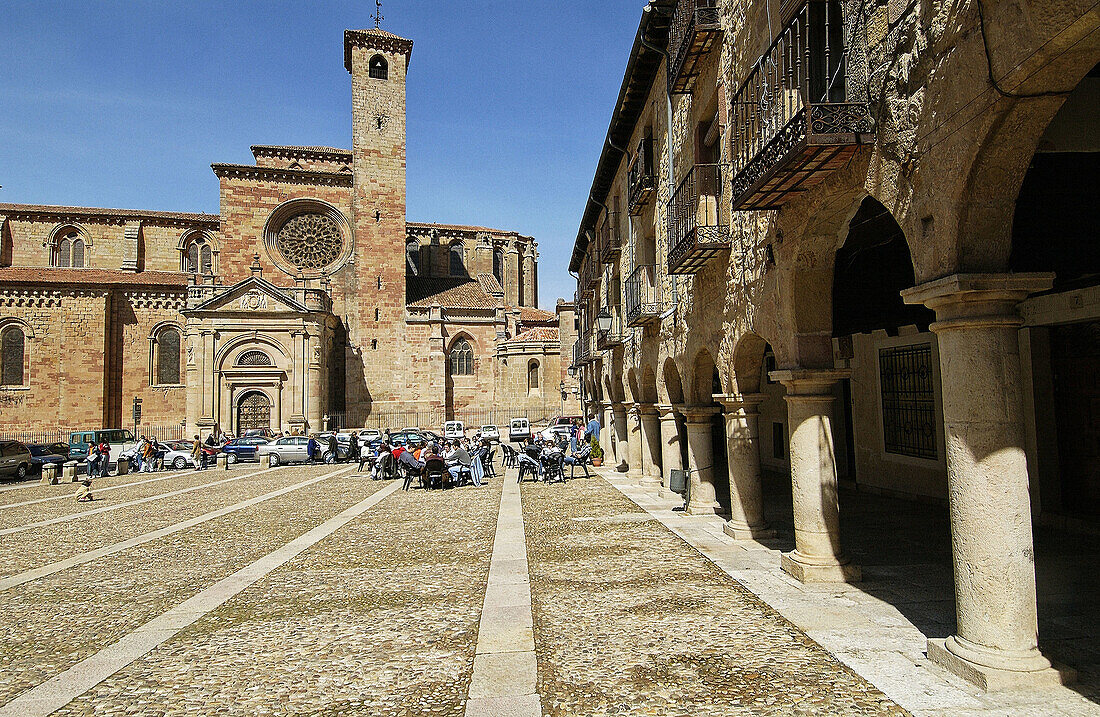 Plaza Mayor (Hauptplatz), Renaissance-Architektur aus dem 15. Jahrhundert, im Hintergrund die Kathedrale. Sigüenza. Provinz Guadalajara, Spanien