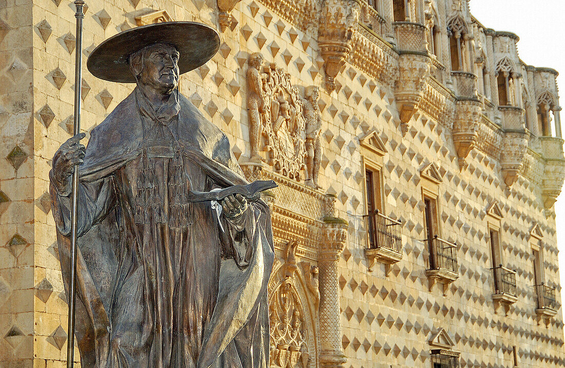 Denkmal für Kardinal Pedro González de Mendoza vor dem Palacio del Infantado (1480-83) von Juan Guas. Guadalajara. Spanien